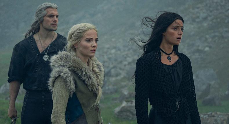 Henry Cavill, Freya Allan et Anya Chalotra dans la troisième saison de The Witcher. Susie Allnut / Netflix