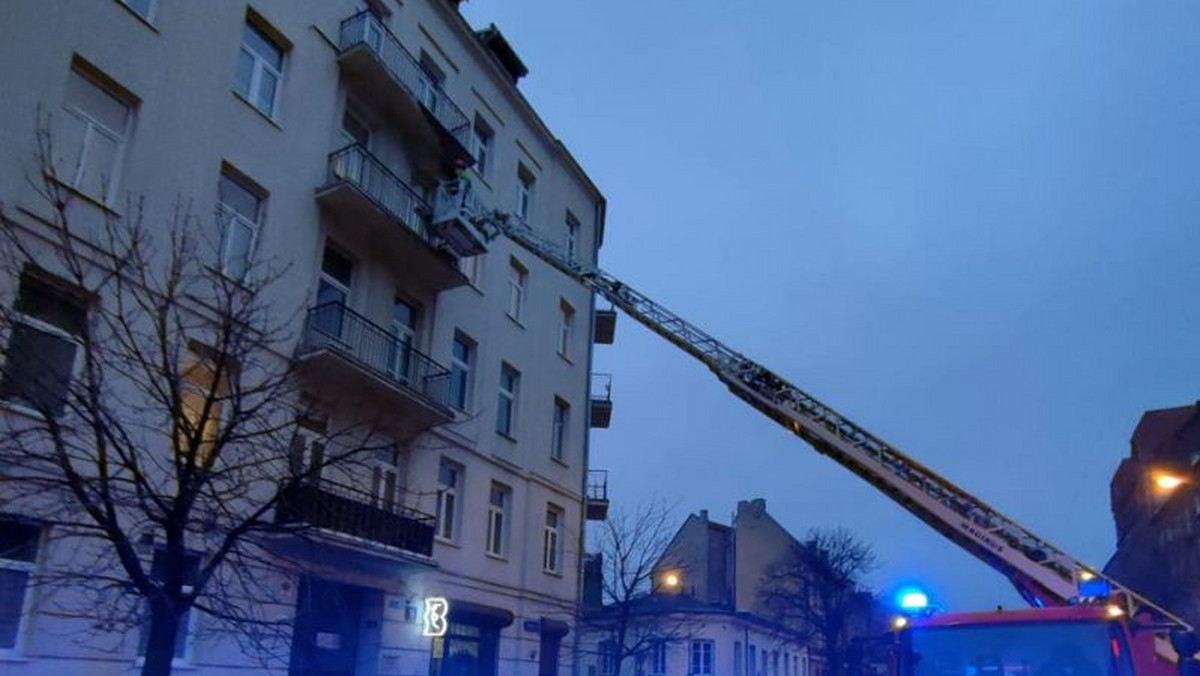 Warszawa. W kamienicy na Pradze-Północ urwał się balkon