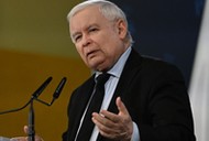 Prezes PiS Jarosław Kaczyński podczas spotkania z mieszkańcami na terenie rafinerii Orlen Południe w Jedliczach