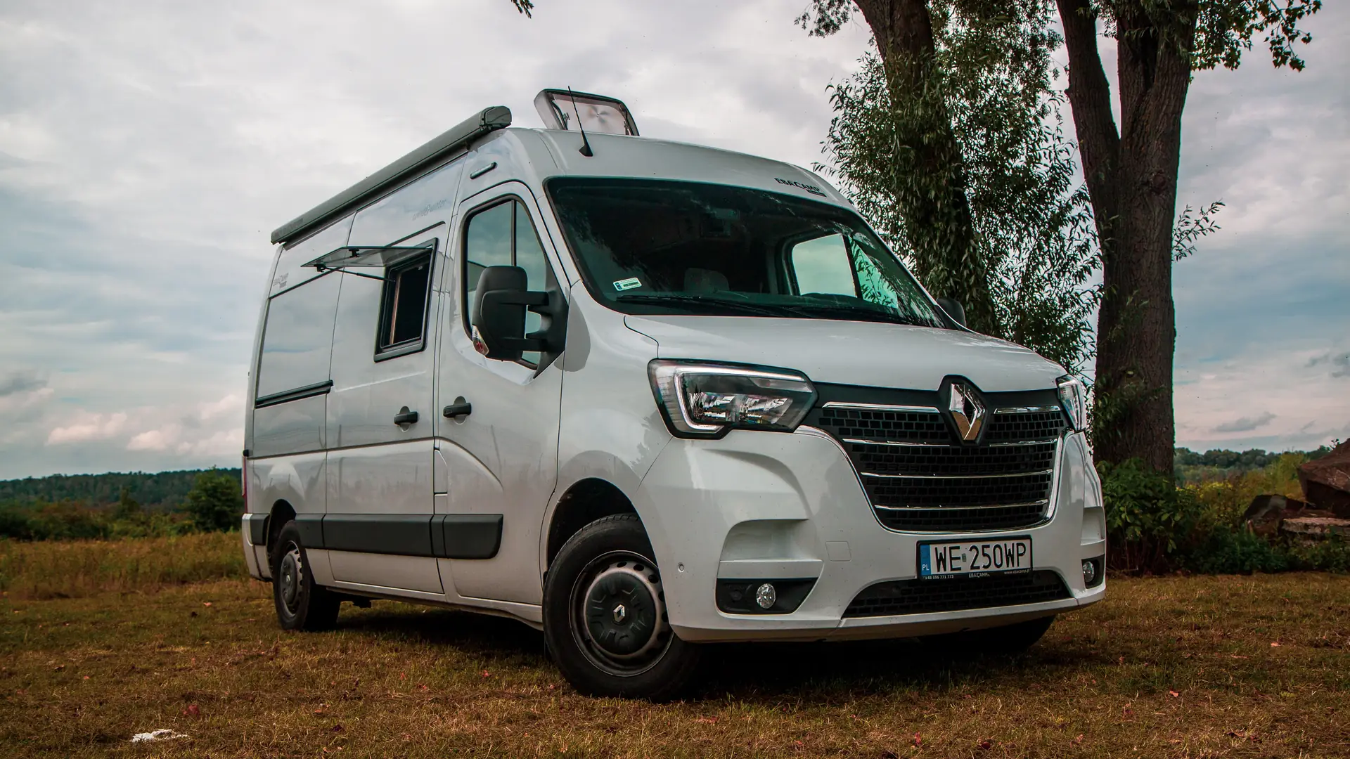 Pokój dla dwojga z łazienką i inne luksusy. Spędziłem wakacje w kamperze Renault Master EbaCam