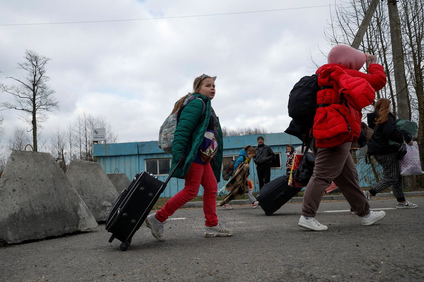 — Dzieci porwane przez Rosjan z Charkowszczyzny i Chersońszczyzny wreszcie przekroczyły granicę ze swoimi krewnymi i teraz są bezpieczne — przekazała Save Ukraine.