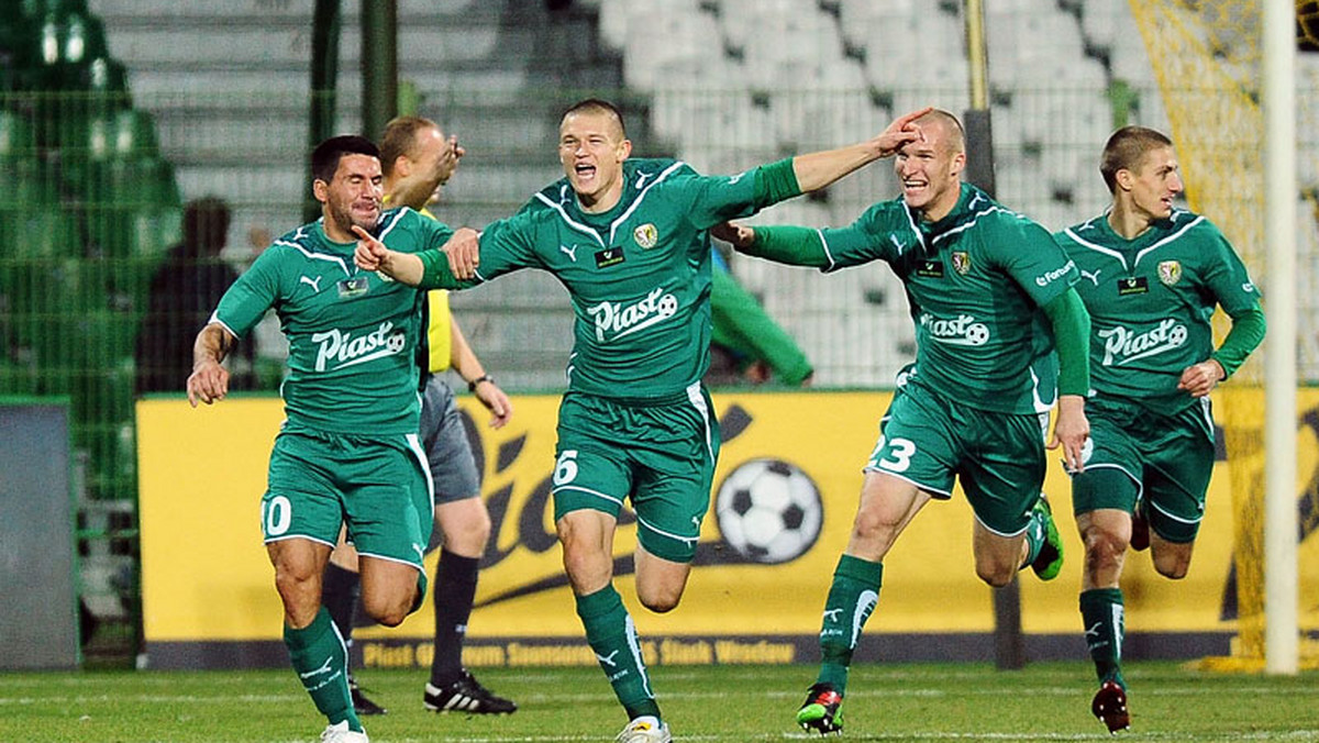 Arka Gdynia zremisowała 2:2 na własnym stadionie ze Śląskiem Wrocław w meczu 15. kolejki Ekstraklasy. Dla gości był to ósmy mecz bez porażki.