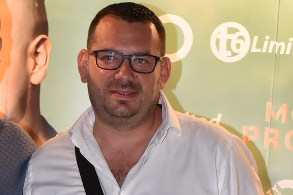 "ŠTA SI ME DOVEO DA SLUŠAM OVOG MENTOLA?" Peđa Medenica pred nastup otišao u toalet i čuo BRUTALNE UVREDE na svoj račun: "On je sebi dao takav nadimak"
