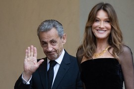 Ovako izgleda Julija, 13-GODIŠNJA ĆERKA Nikole Sarkozija i Karle Bruni i ljudi su ZGROŽENI šta su joj RODITELJI DOZVOLILI: Nosi veštačke trepavice, tonu pudera, farba se i oblači kao da je DUPLO STARIJA