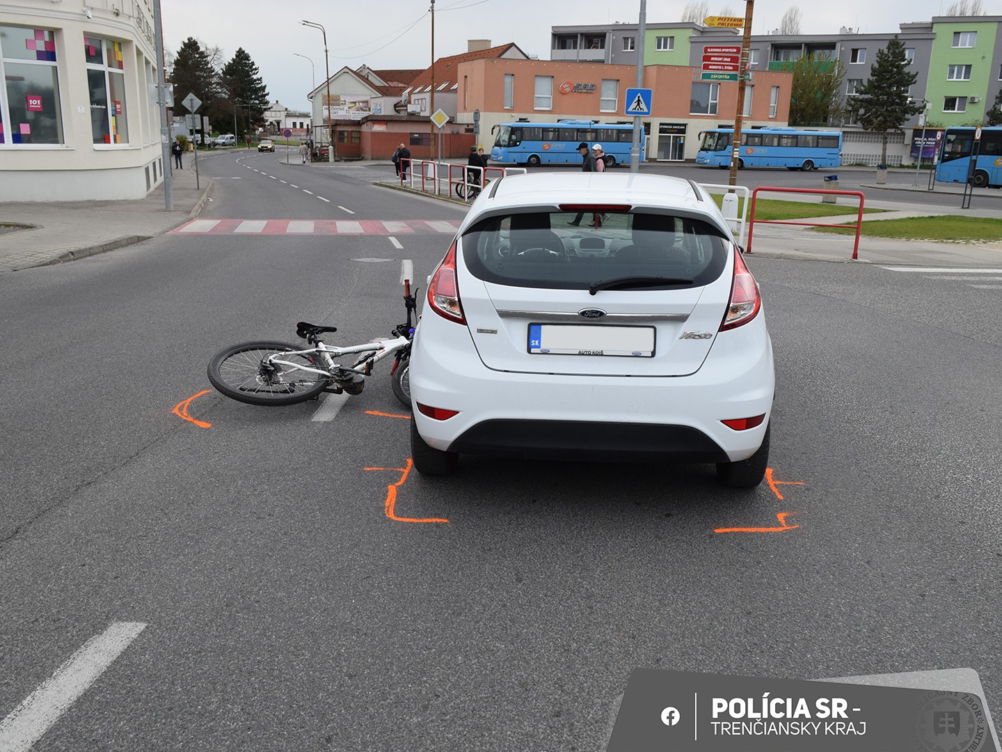 Cyklista pod vplyvom alkoholu spôsobil v Bánovciach nad Bebravou nehodu.