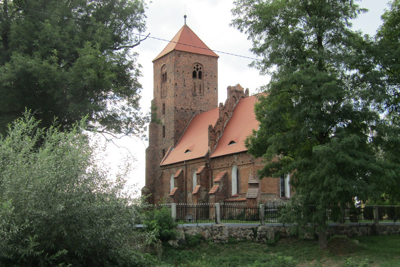 Kościół Glinka – kościół w Glince. W jego sąsiedztwie oglądać można średniowieczny krzyż pokutny oraz nagrobki w większości należące do dawnych niemieckich mieszkańców