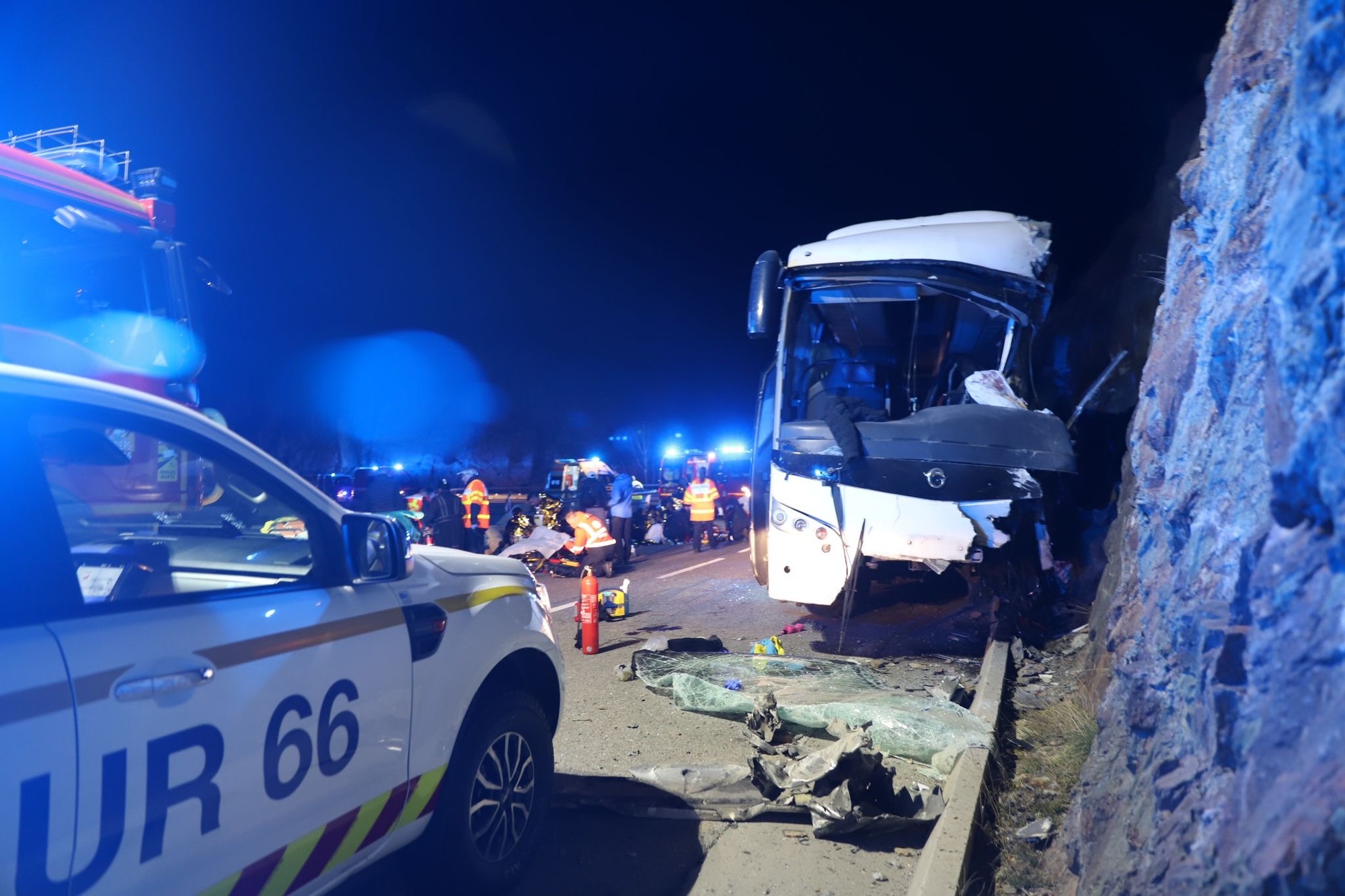 Vážna nehoda si vyžiadala 2 mŕtvych a 14 zranených.