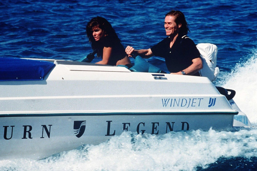 Willem Dafoe jako John Geiger i Sandra Bullock jako Annie Porter w filmie "Speed 2: Wyścig z czasem" (1997)