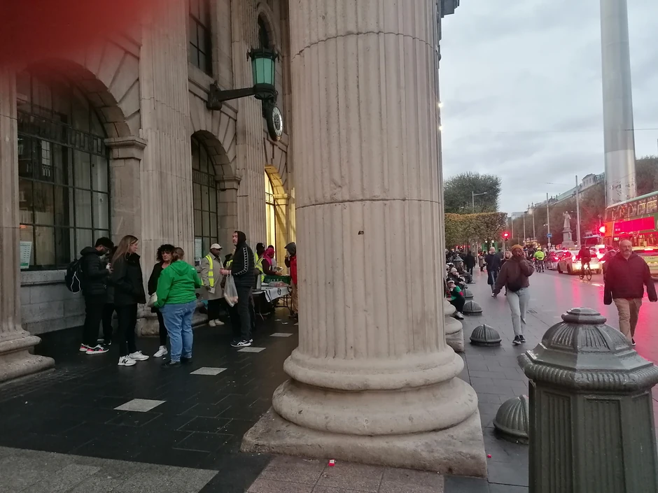 Dablin - beskućnici primaju pomoć u centru grada