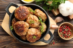 Kotlety mielone pulchne, cudownie miękkie i smakowite. Wystarczy dodać pół łyżeczki