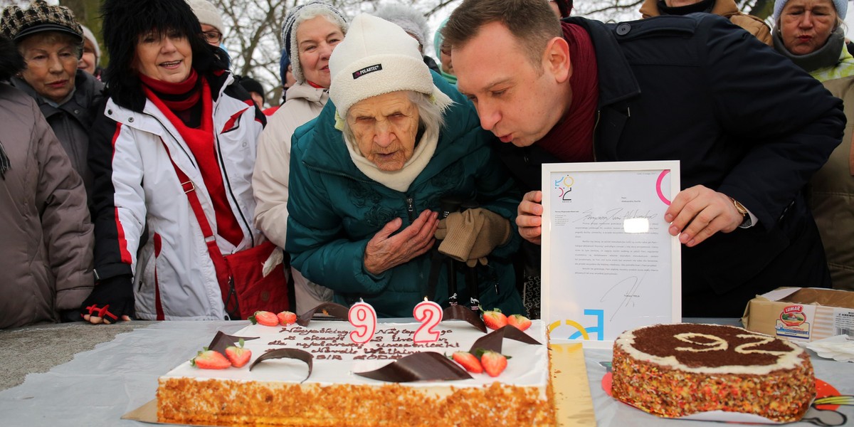 Nordic Walking i tort na 92. urodziny Aleksandry Durlik z Łodzi