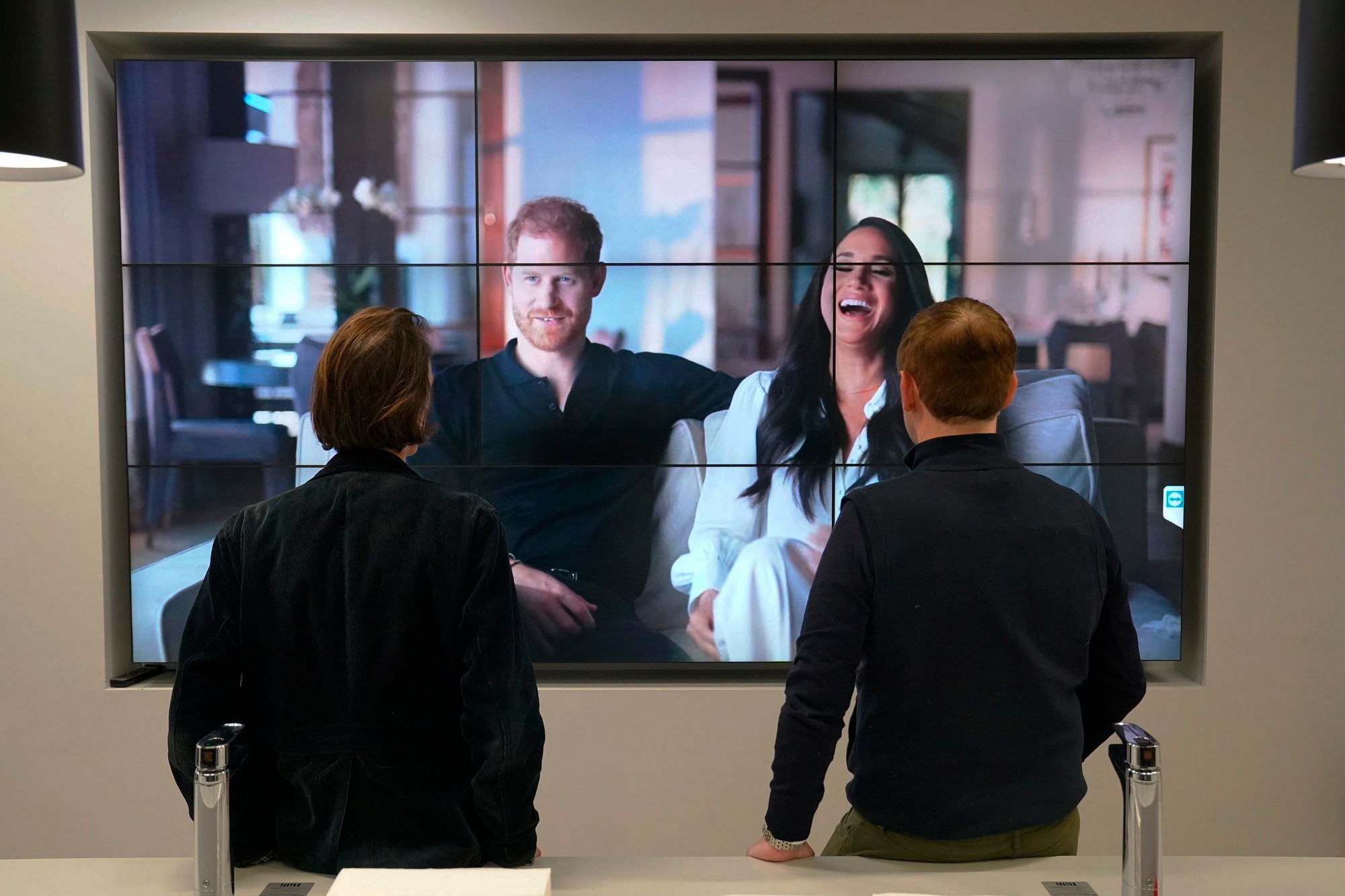 Diváci sledujú nový seriál princa Harryho a jeho manželky Meghan Markle. 