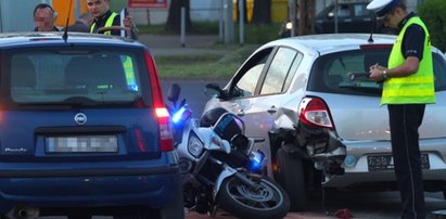 Policjant w pościgu na motocyklu wbił się w clio