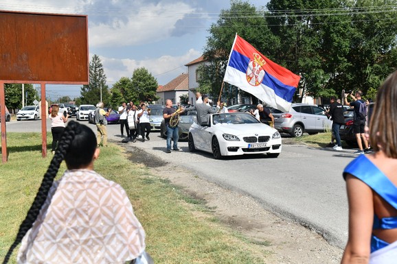 Šta znači PRAZNA STOLICA sa posebnom navlakom i emotivnom porukom na SVADBI i zašto stariji u tome vide 