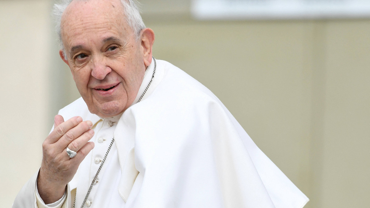 Papież Franciszek nie chciał, by wierni całowali jego pierścień podczas niedawnej wizyty w Loreto z powodu higieny - takie wyjaśnienie przedstawił Watykan.