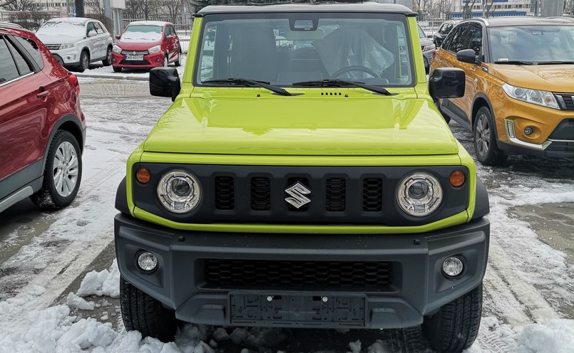 Suzuki Jimny w najwyższej odmianie Elegance oferuje m.in. 6 poduszek powietrznych (poprzednik miał tylko dwie), asystenta pasa ruchu, system pomagający zapobiec najechaniu na poprzedzający pojazd, w pełni diodowe światła, nawigację, Bluetooth, wielofunkcyjną kierownicę i automatyczną klimatyzację