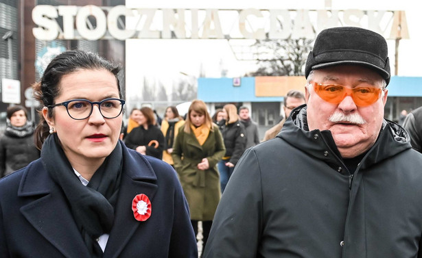 Dulkiewicz i Wałęsa na pl. Solidarności w Gdańsku. "Mamy stan wojenny w polskim sądownictwie" [WIDEO]