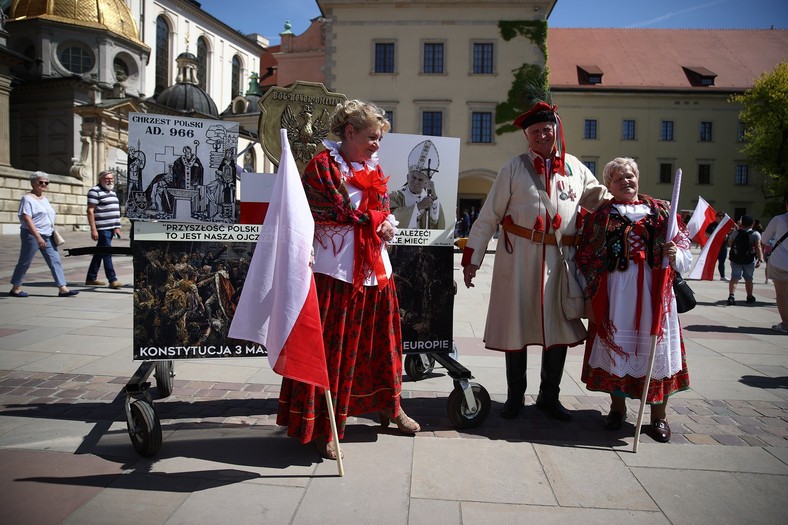 Kraków. Mieszkańcy Krakowa na Rynku Głównym. Trwają krakowskie obchody Narodowego Święta 3 Maja.