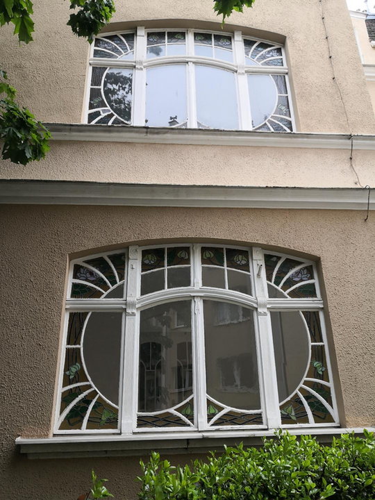 Witrażowe okna w kamienicy przy ul. Czyżewskiego