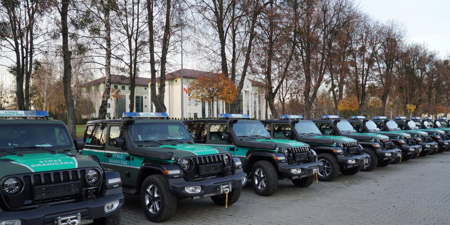 Jeep Wrangler Sahara to nowy samochód patrolowy Straży Granicznej. Łączny koszt zakupu 60 aut to 14,5 mln zł. 