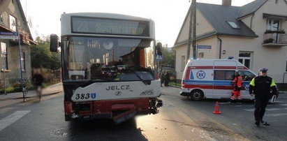 Miejski autobus uderzył w samochód. Ranny pasażerowie