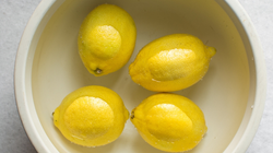 Wsyp do wody i zanurz cytrusy. W mig pozbędziesz się pestycydów