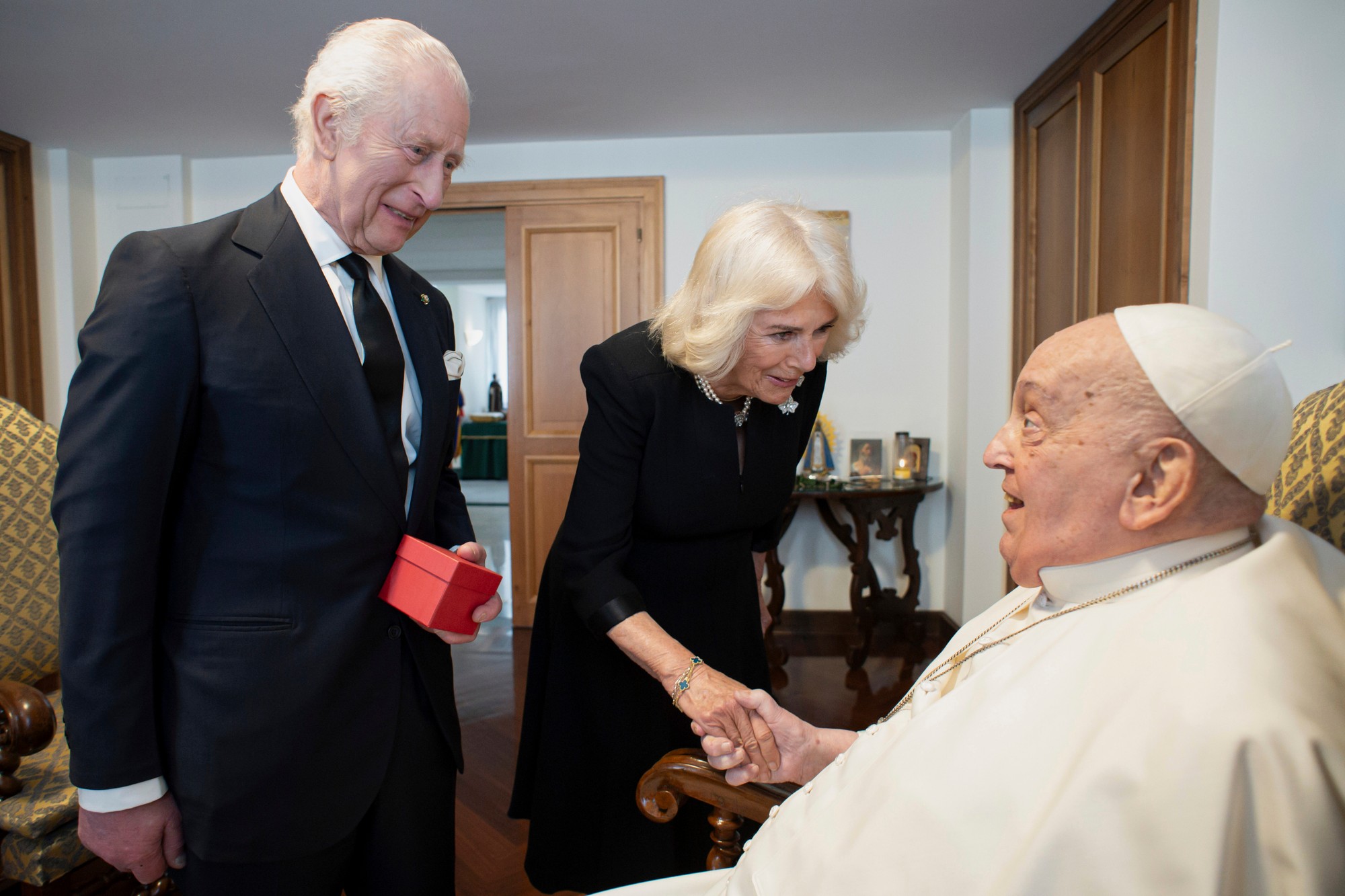 Vatikán zverejnil fotografiu zo stretnutia pápeža s britským kráľovským párom.