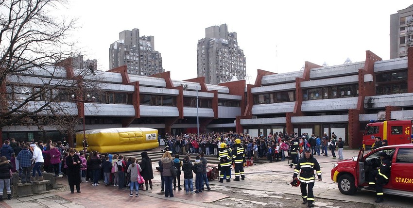 Vatrogasci i učenici na pokaznoj vežbi u Osnovnoj školi "Laza Kostić"
