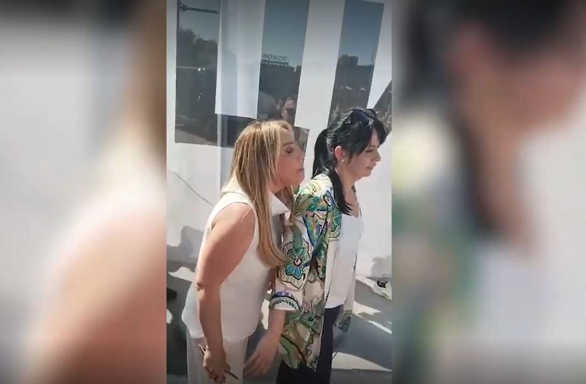 Poslanice Ivana Rokvić i Ana Jakovljević ispred Narodne skupštine