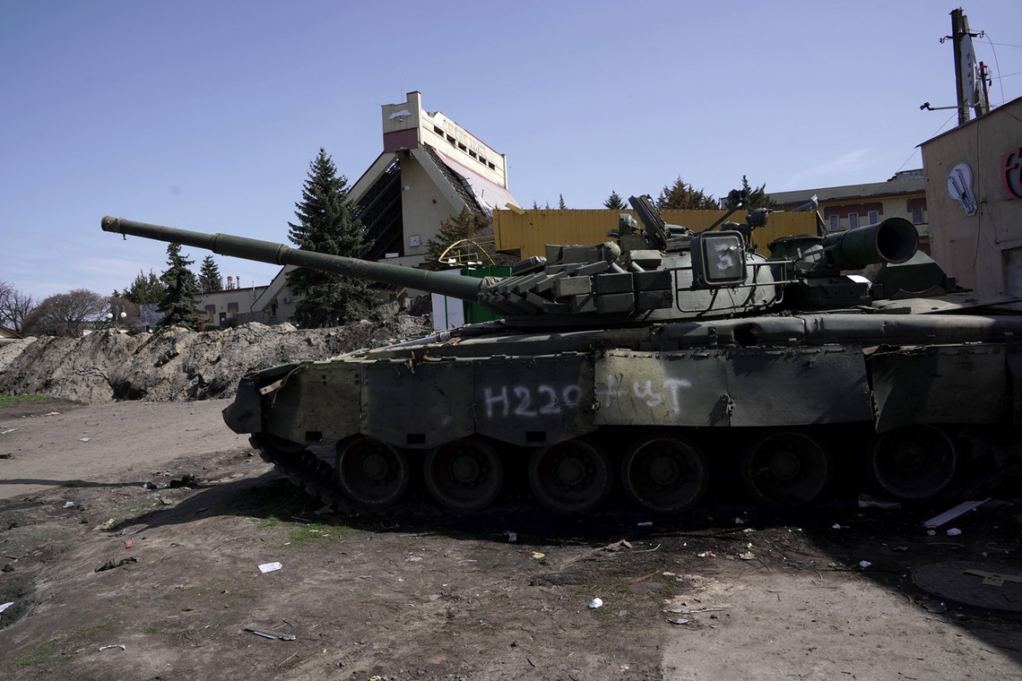 Zniszczony rosyjski czołg podczas bitwy pod Trościańcem w Ukrainie