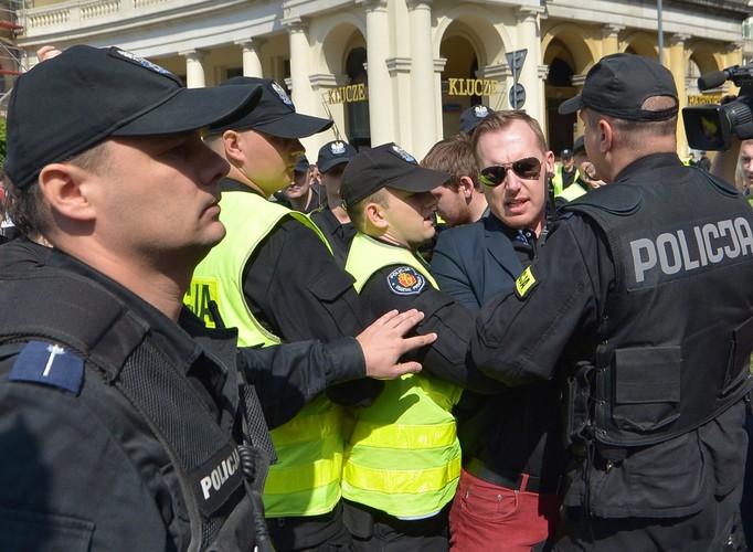 Przepychanki z policją na Placu Zbawiciela