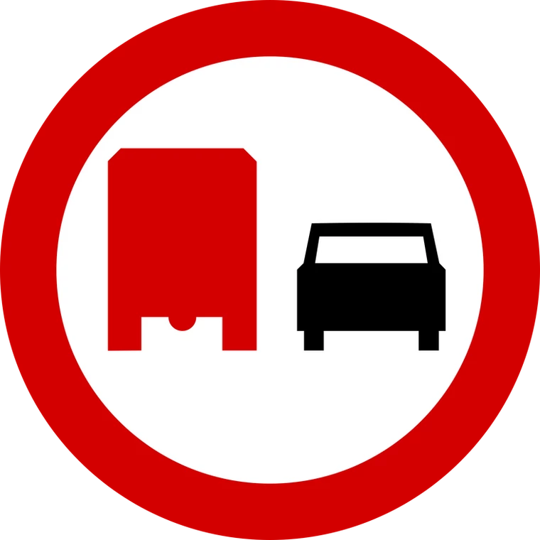 Znak B-26: zakaz wyprzedzania przez samochody ciężarowe