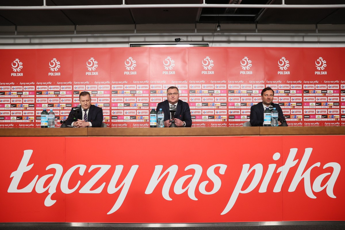 Prezes Polskiego Związku Piłki Nożnej Cezary Kulesza (L) i rzecznik prasowy PZPN Jakub Kwiatkowski (P) podczas prezentacji nowego selekcjonera kadry narodowej Czesława Michniewicza (C) na stadionie PGE Narodowym