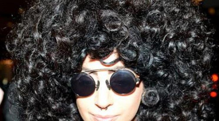 Lady Gaga fekete parókában sokkolja rajongóit