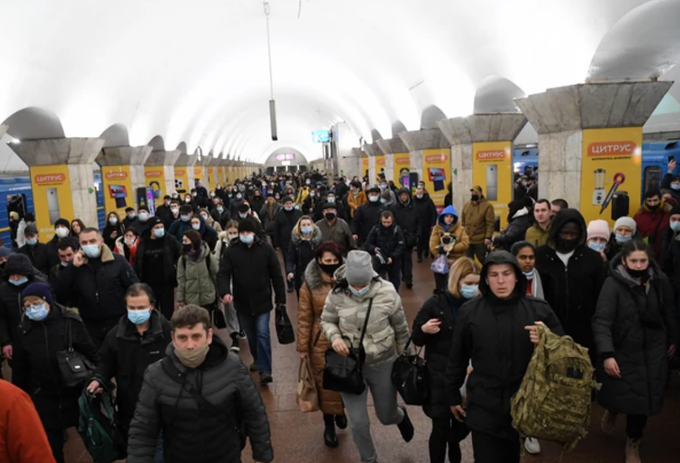 Pánik és rettegés: bunkerré változtak Kijevben a metróállomások