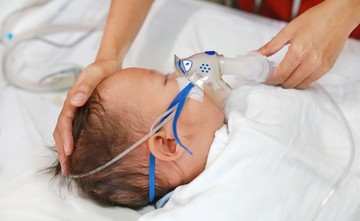 A fertőződés az egy évnél idősebb babáknál jellemzően csak náthát, a koraszülötteknél viszont akár végzetes alsólégúti fertőzést, tüdőgyulladást is okozhat.