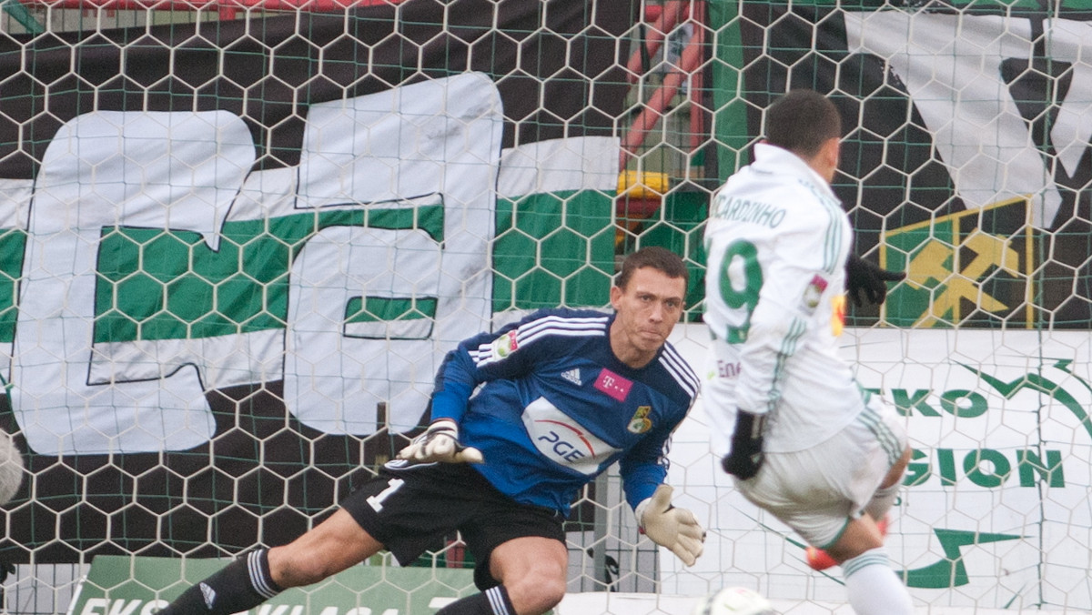 Lechia Gdańsk zaledwie zremisowała w Bełchatowie 1:1 w meczu 13. kolejki T-Mobile Ekstraklasy. Jedynego gola dla gości strzelił Ricardinho, który jednak ze swojego zachowania musi się tłumaczyć Bogusławowi Kaczmarkowi.