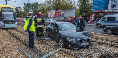 Wypadek na Zachodniej. Samochód na torowisku