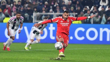 oto jeden z najgorzej wykonanych rzutów karnych w historii piłki nożnej. internet śmieje się z vangelisa pavlidisa