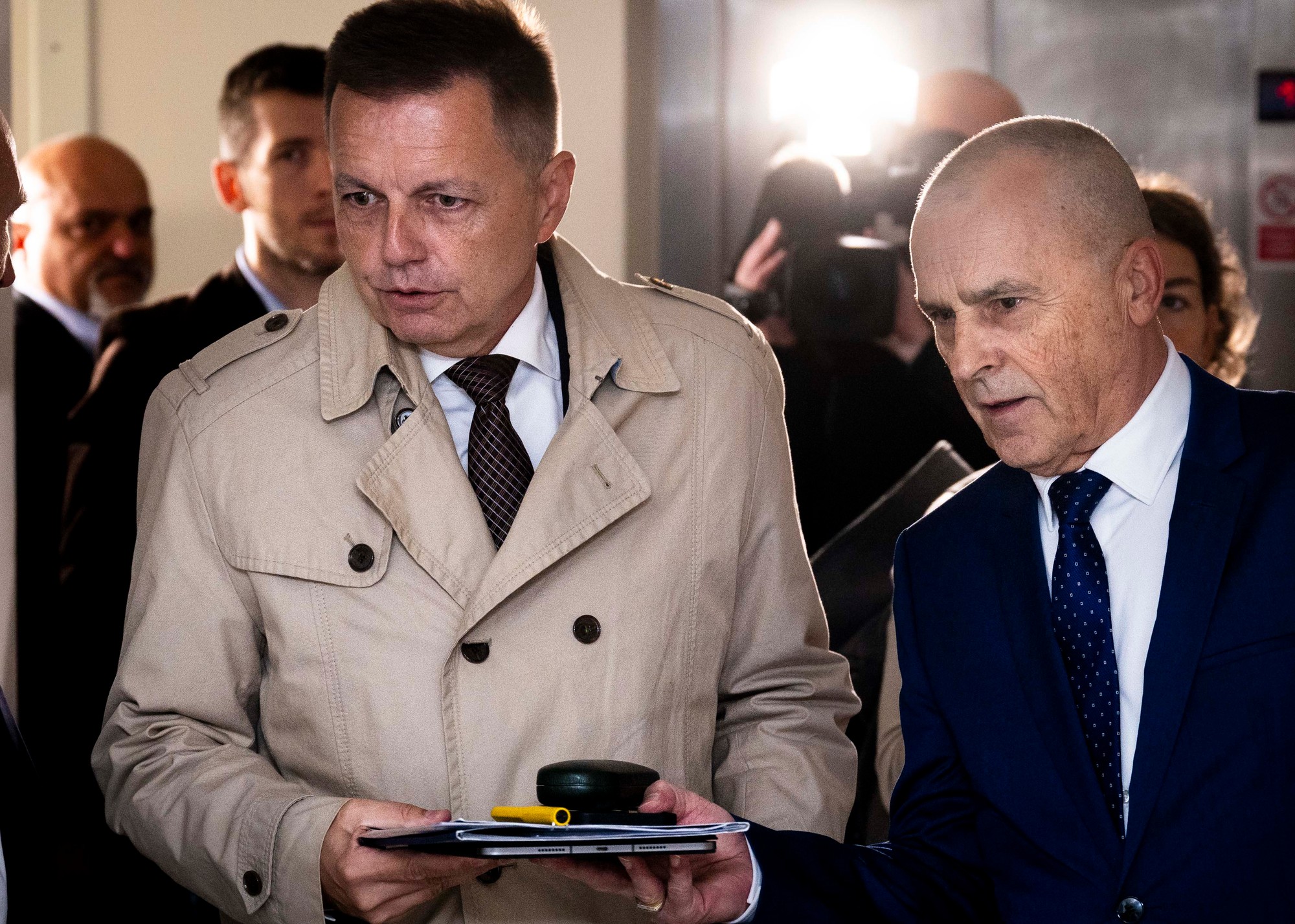 Na snímke obžalovaný guvernér Národnej banky Slovenska (NBS) a exminister financií Peter Kažimír a jeho advokát Ondrej Mularčík.