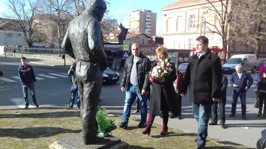 Polaganje venaca na spomenik Zoranu Radmiloviću