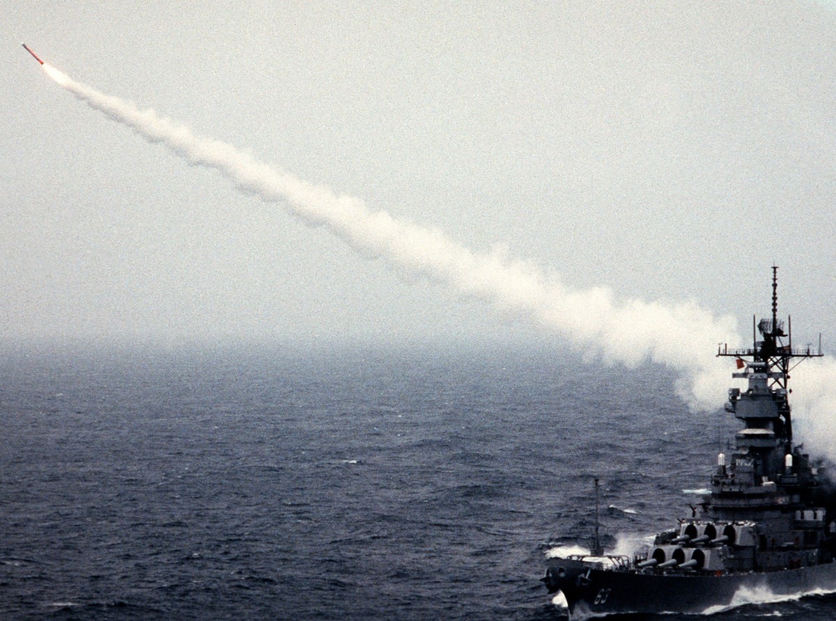 Amerykański pancernik USS Missouri odpala rakietę Tomahawk