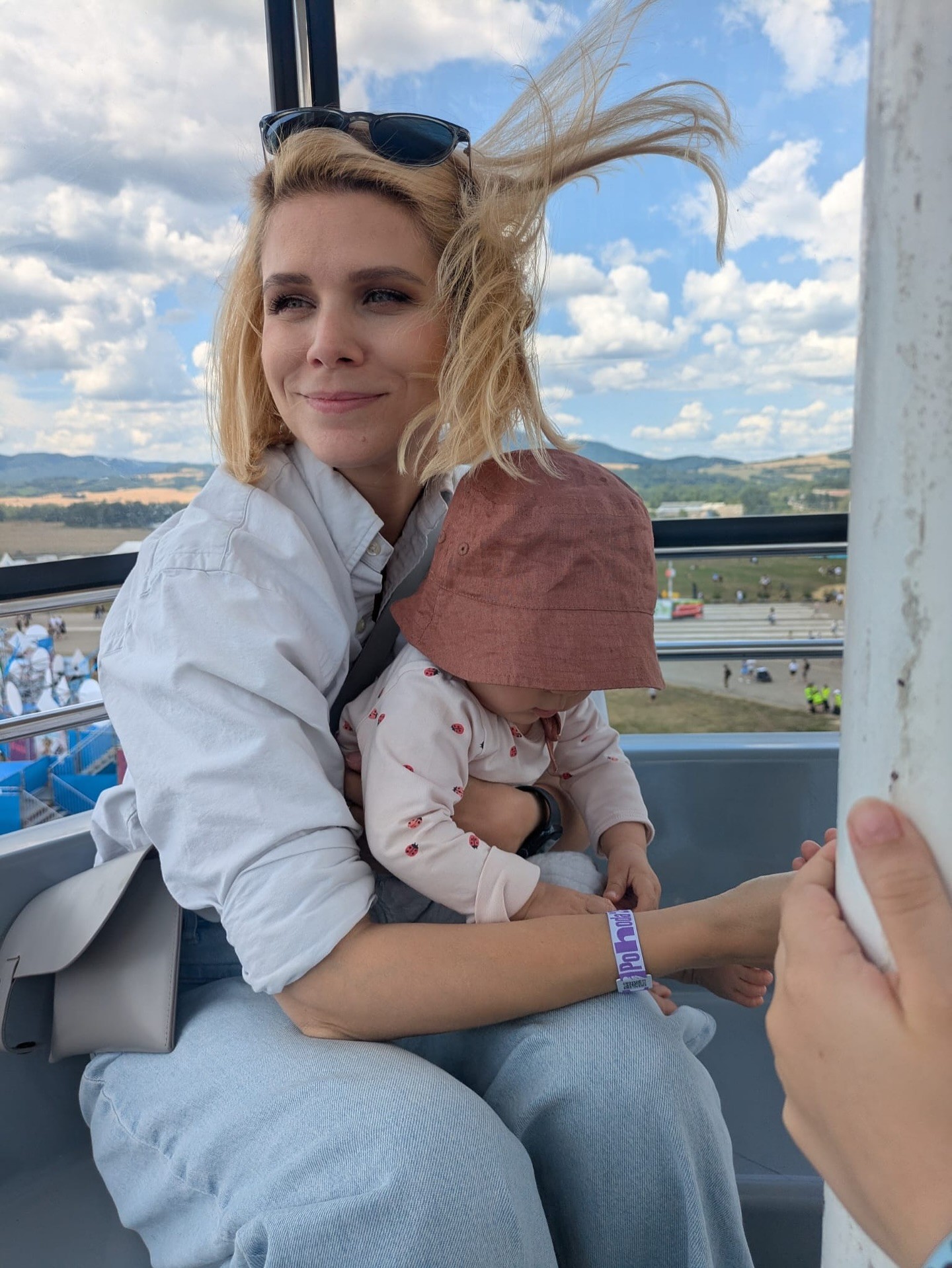 Novinárka Zuzana Kovačič Hanzelová s dcérkou Milou.