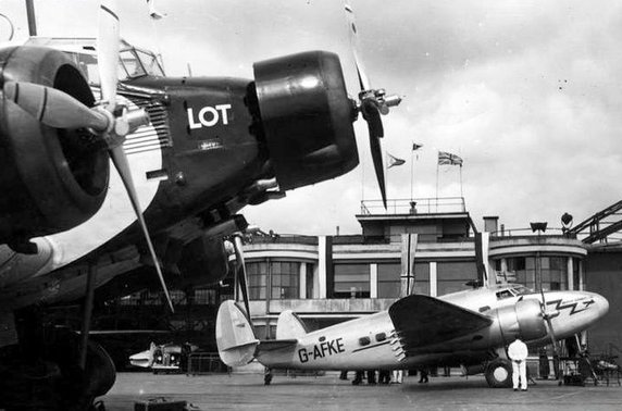 Samoloty LOT-u i British Airways na Okręciu (1939, domena publiczna).