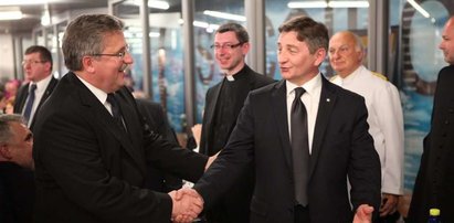 A jednak! Komorowski objął się z Kuchcińskim. Jak to?