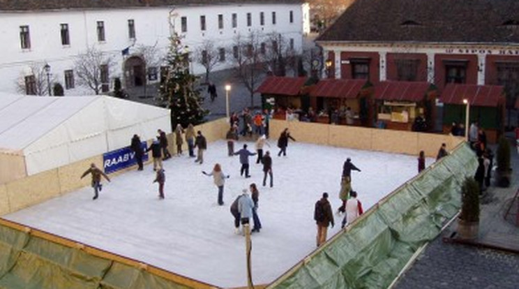 A Korcsolyázóbuda program keretein belül két helyszínen is ingyen csúszkálhatunk Óbudán