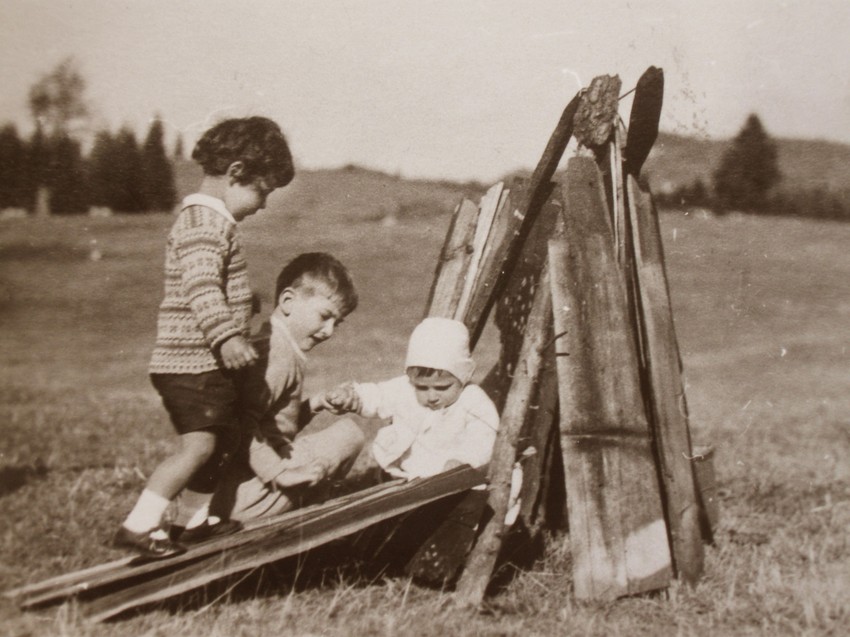 Kao mali, Petar, Tomislav i Andrej (snimljeni u Vladičnom Hanu) igrali su se zajedno s drugom decom, bez ikakvog obezbeđenja
