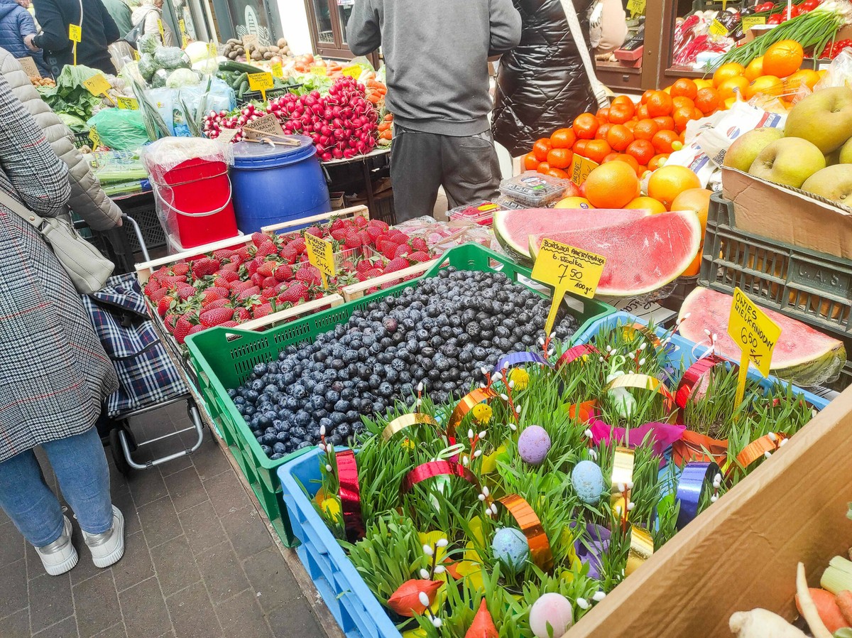 Nowalijki już do kupienia, są też polskie truskawki. Tak wyglądają ceny