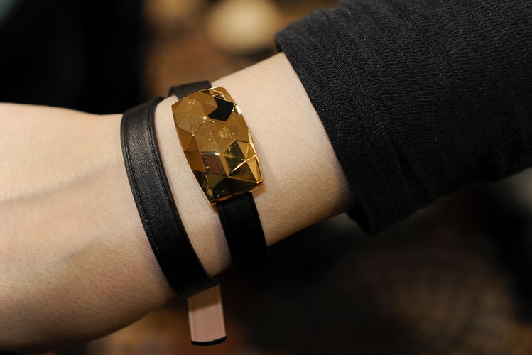 Bransoletka Netatmo June, która mierzy instensywność promieniowania słonecznego, poziom promieniowania UV w czasie rzeczywistym. Urządzenie zaprezentowano podczas spotkania dla prasy przed rozpoczęciem Consumer Electronics Show (CES 2014) w Las Vegas, 5.01.2014.