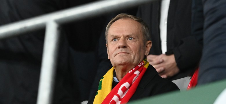 Donald Tusk wygwizdany na meczu z Litwą. Skandaliczny transparent pod adresem premiera rządu